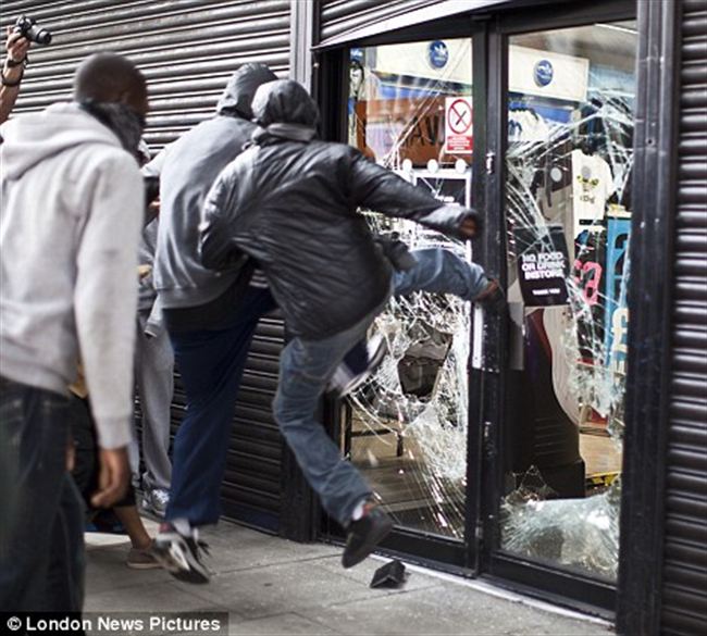Attackgroup youths kick the door sports store Hackney