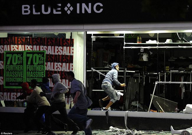Stealinggroup looters flee from clothes store Blue Inc Peckham after stealing clothes 